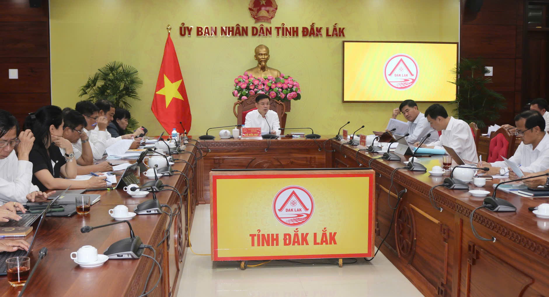 Đồng chí Đỗ Hữu Huy, Ủy viên dự khuyết Trung ương Đảng, Phó Bí thư Tỉnh ủy, Chủ tịch UBND tỉnh chủ trì cuộc họp.